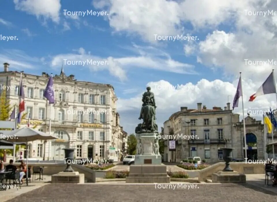 Bureau dans Cognac à vendre Photo principale– Image 1 sur 2