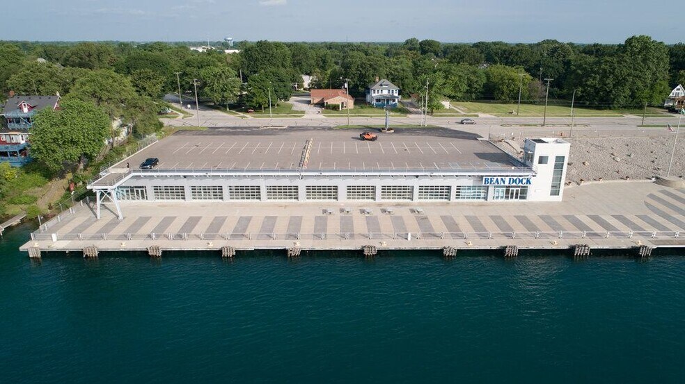 Seaway Terminal | Flexible Upside portefeuille de 2 biens à vendre sur LoopNet.fr - Photo de l’immeuble – Image 1 sur 5
