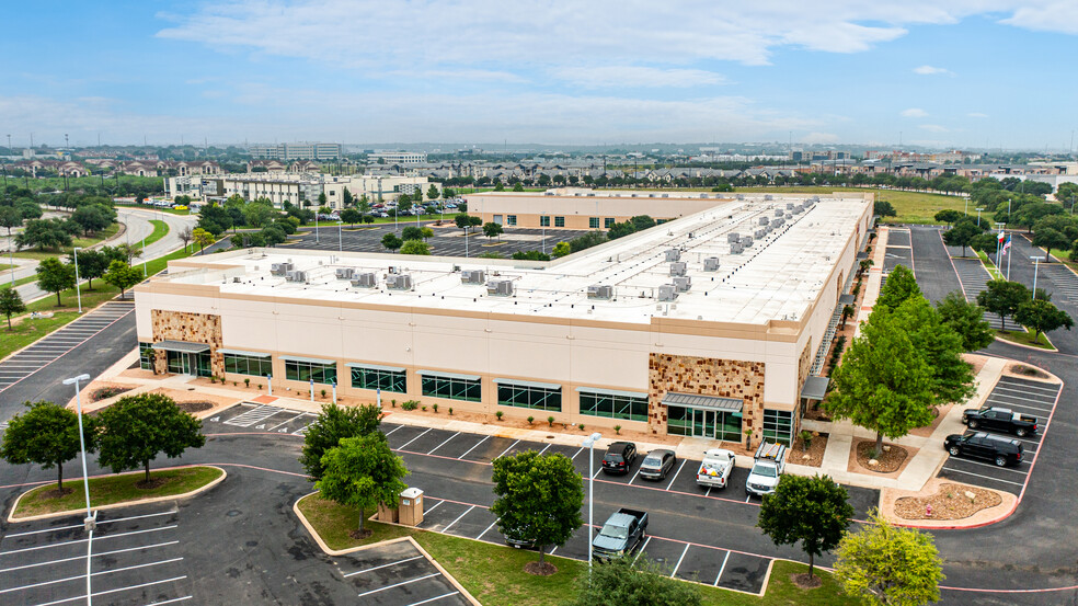 654 Richland Hills Dr, San Antonio, TX à louer - Photo de l’immeuble – Image 2 sur 13