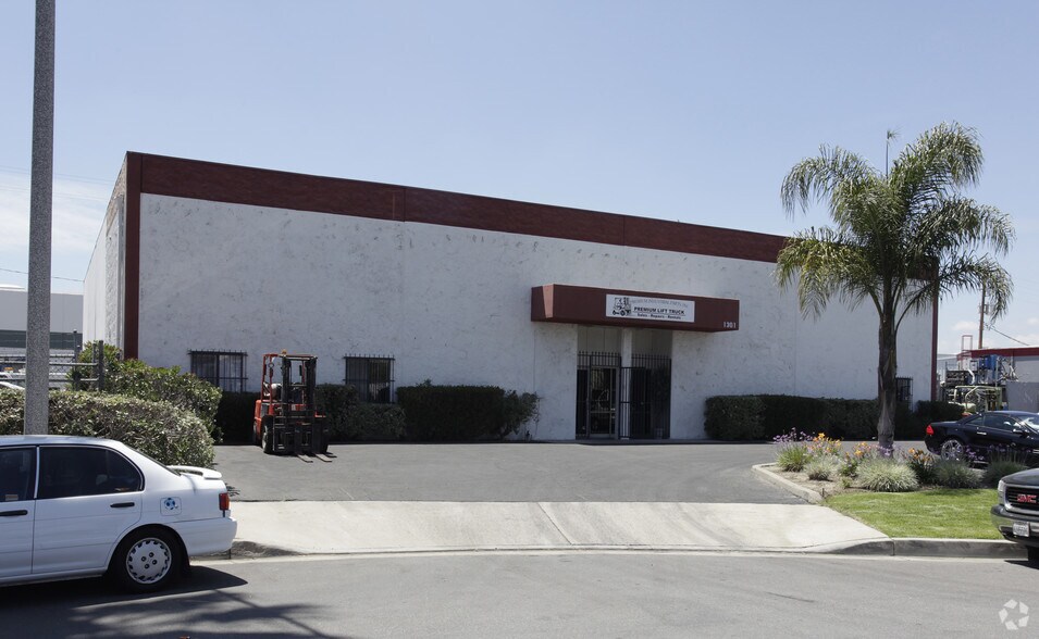 1361 N Hundley St, Anaheim, CA à vendre - Photo de l’immeuble – Image 2 sur 5