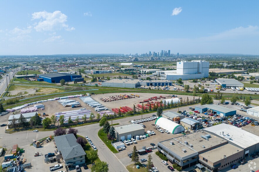 4980 28th St SE, Calgary, AB à vendre - Aérien – Image 2 sur 14