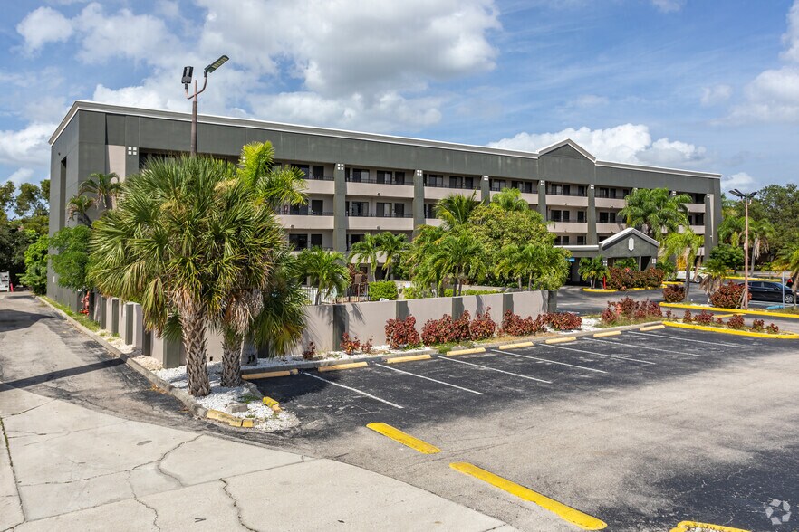 2717 Colonial Blvd, Fort Myers, FL à vendre - Photo de l’immeuble – Image 2 sur 4