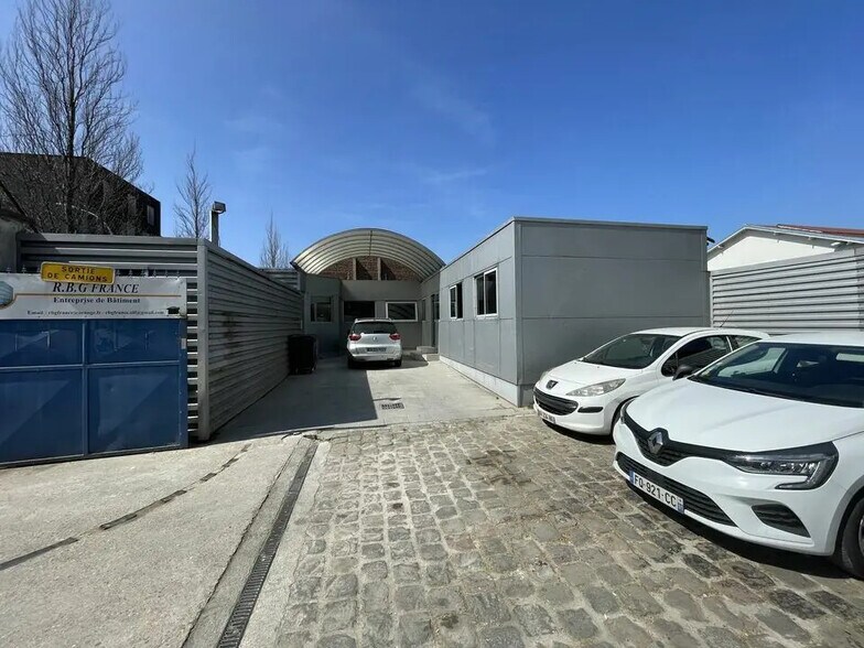 Local d’activités dans La Courneuve à louer - Photo de l’immeuble – Image 1 sur 9