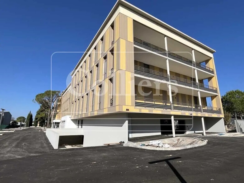 230 A Rue Frédéric Joliot Curie, Aix-en-Provence à louer - Photo de l’immeuble – Image 3 sur 15