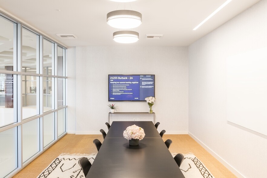 21255 Burbank Blvd, Woodland Hills, CA à louer - Photo intérieure – Image 3 sur 19