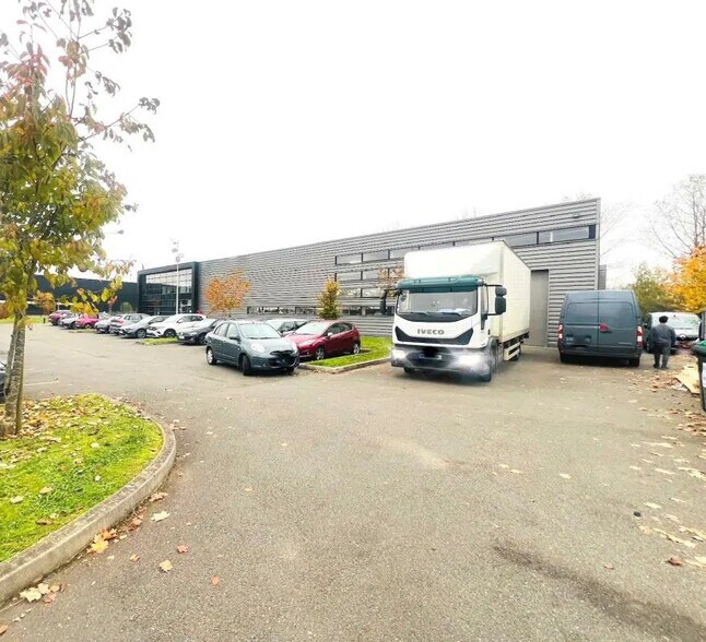 Local d’activités dans Élancourt à louer - Photo de l’immeuble – Image 1 sur 8