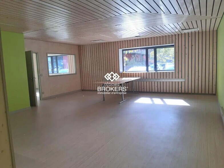 Bureau dans Porte-de-Savoie à louer - Photo de l’immeuble – Image 3 sur 5