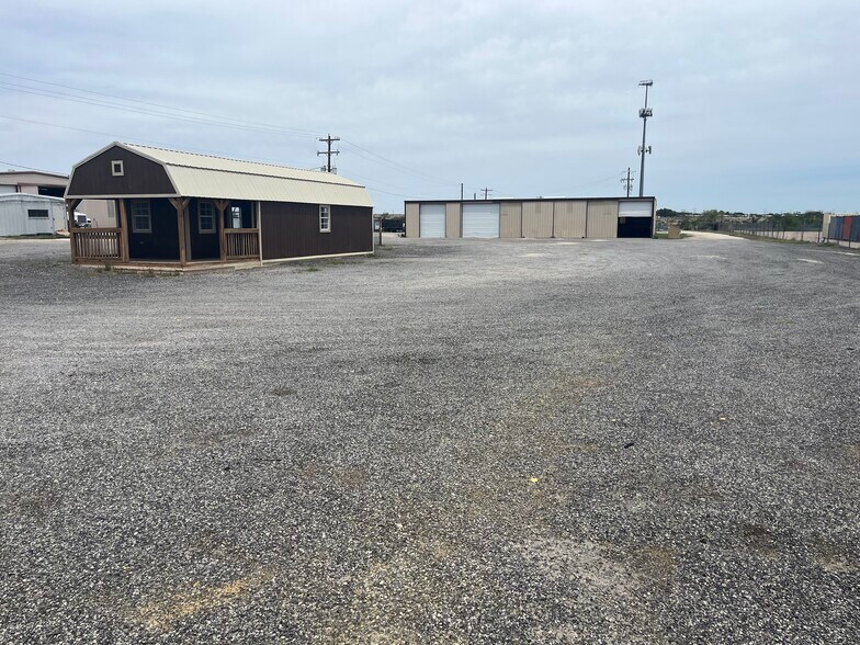 601 N Access Rd, Tye, TX à louer - Photo de l’immeuble – Image 2 sur 14