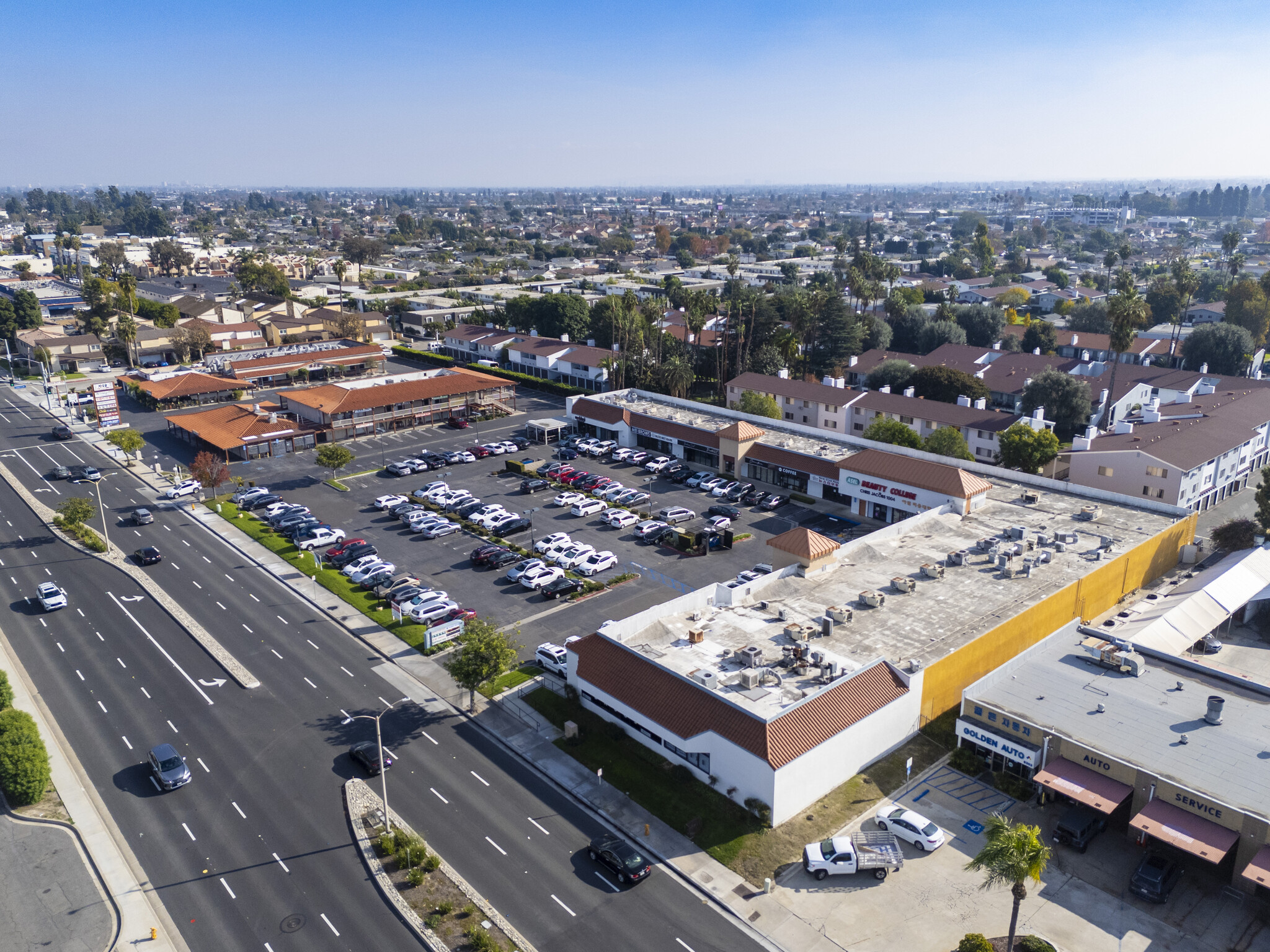 9240 Garden Grove Blvd, Garden Grove, CA à louer Photo principale– Image 1 sur 6