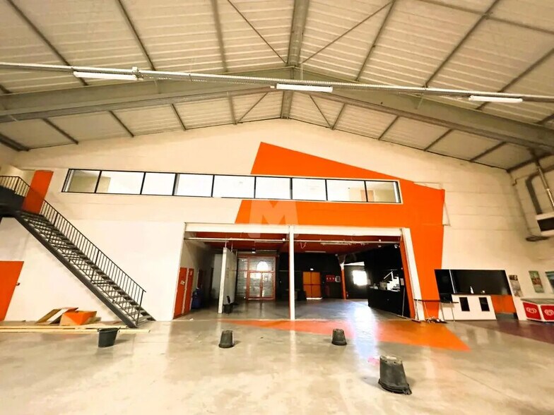 Local d’activités dans Évry-Courcouronnes à louer - Photo de l’immeuble – Image 3 sur 7