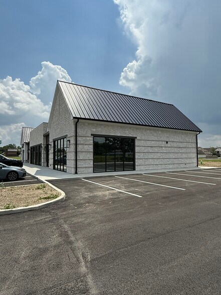 7953 Highfield Dr, Lewis Center, OH à louer - Photo de l’immeuble – Image 2 sur 5