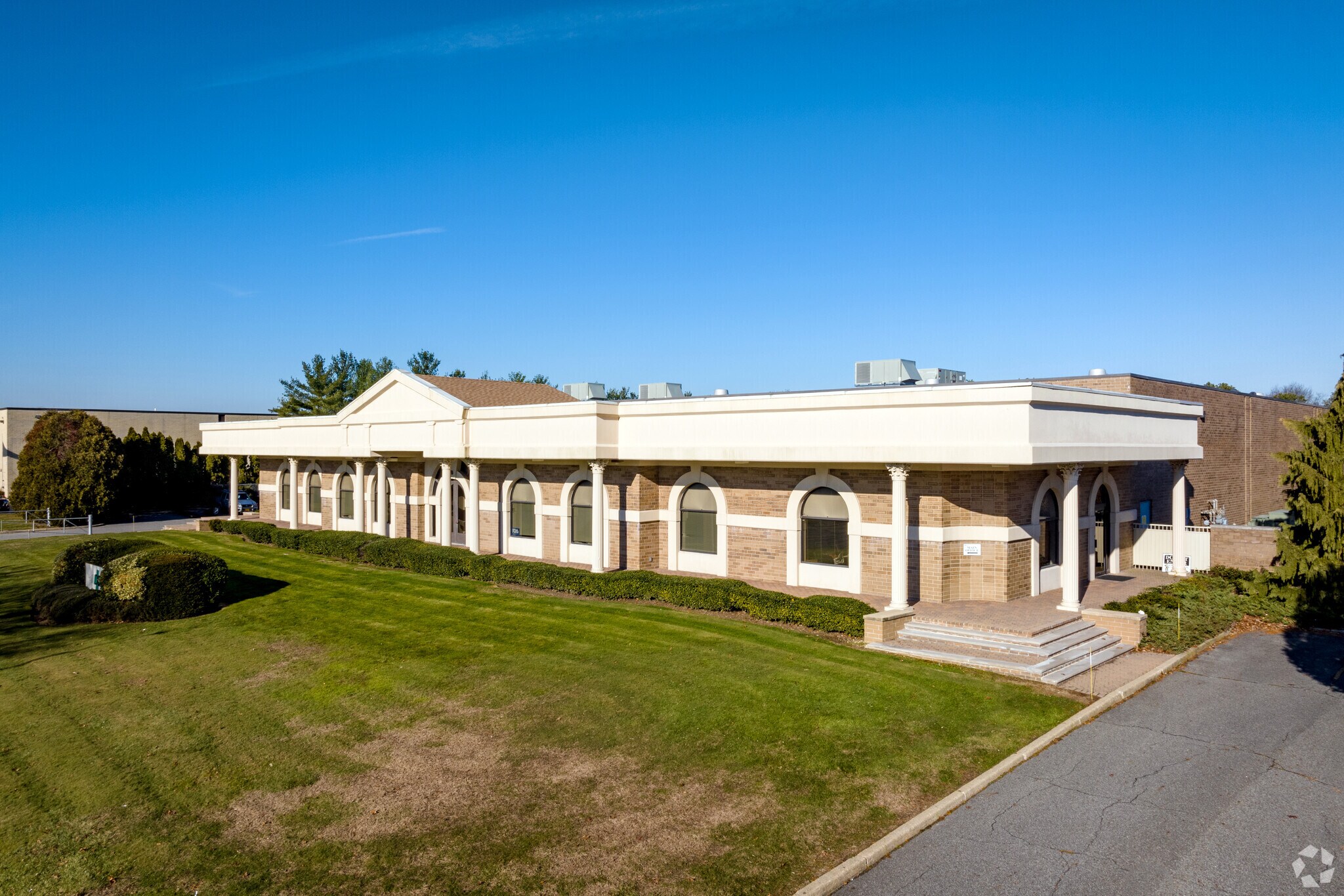 40 Commerce Dr, Hauppauge, NY à louer Photo principale– Image 1 sur 13