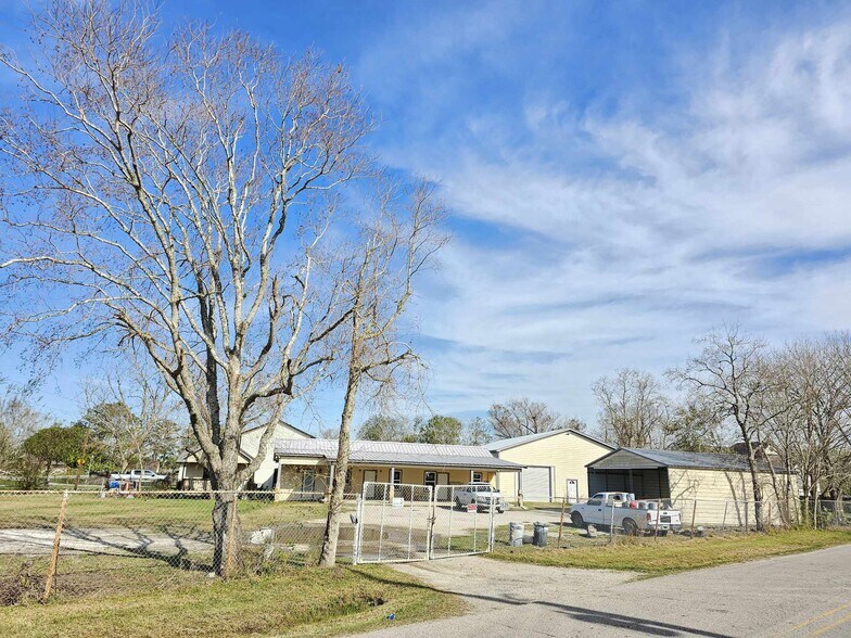 3535 Statesman Dr, Alvin, TX à louer - Photo de l’immeuble – Image 2 sur 9