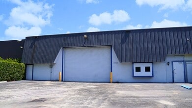 8080-8100 NW 33rd St, Doral, FL à louer Photo intérieure– Image 2 sur 11