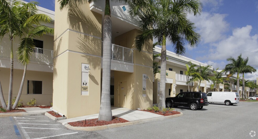 2771 Vista Pky, West Palm Beach, FL à louer - Photo de l’immeuble – Image 2 sur 21