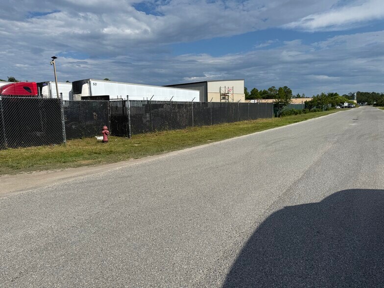 3330 Steel Rail Dr, Bunnell, FL à vendre - Photo de l’immeuble – Image 2 sur 12