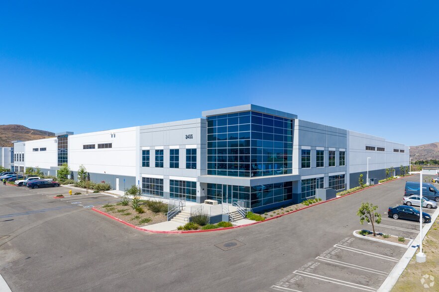 2455 Conejo Spectrum St, Thousand Oaks, CA à louer - Photo de l’immeuble – Image 2 sur 9