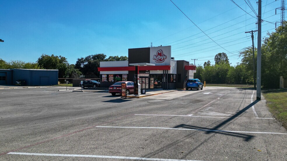 905 Pat Booker Rd, Universal City, TX à louer - Photo de l’immeuble – Image 3 sur 9