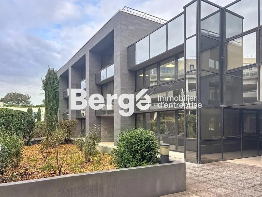 Industriel/Logistique dans Valbonne à louer Photo de l’immeuble– Image 1 sur 3