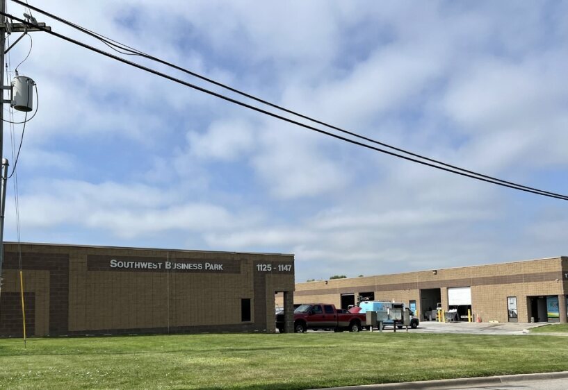 1125-1147 W Dennis Ave, Olathe, KS à louer - Photo de l’immeuble – Image 2 sur 5