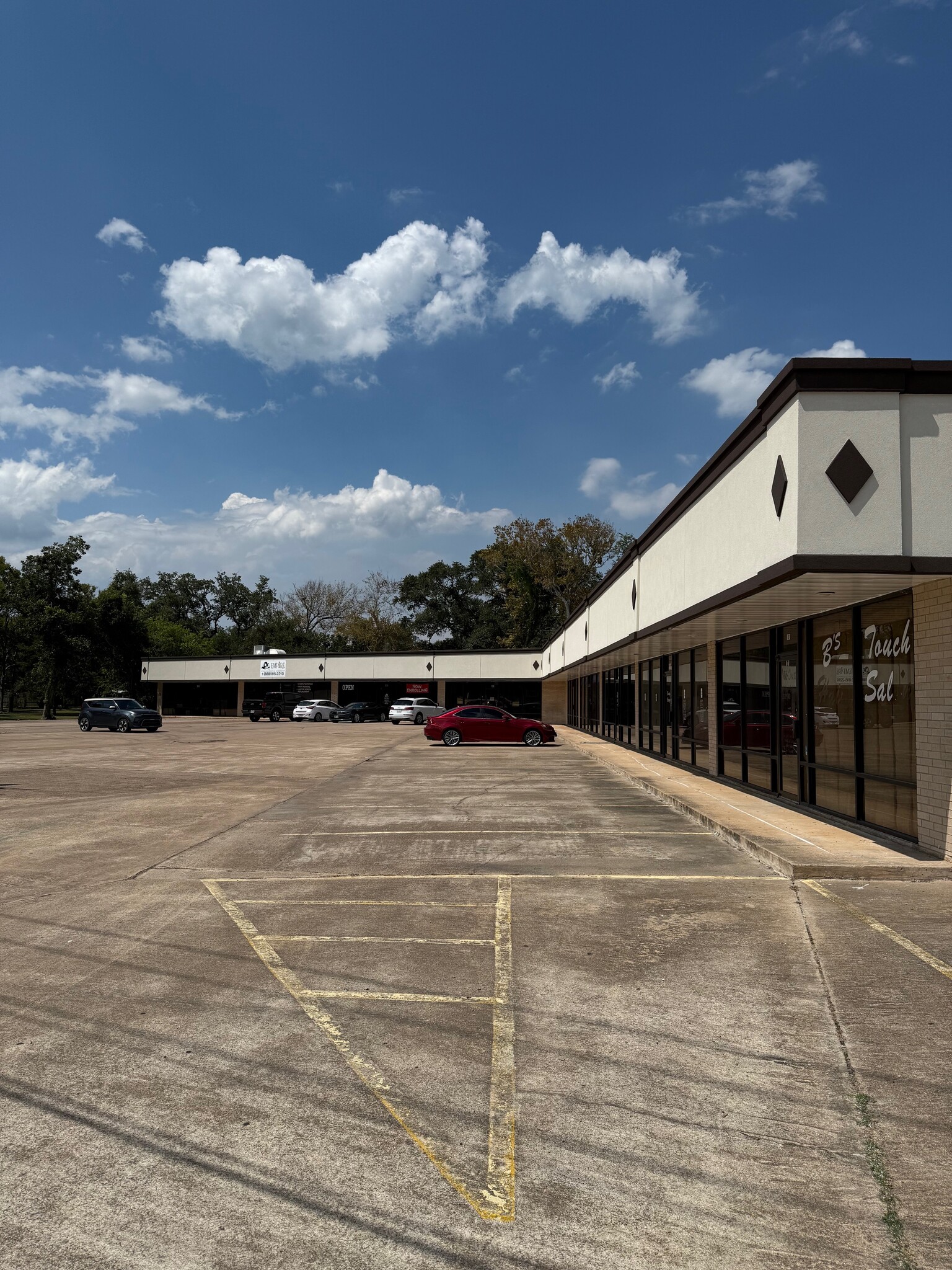 716 W Plantation Dr, Clute, TX à louer Photo de l’immeuble– Image 1 sur 7