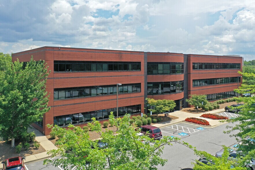 717 Green Valley Rd, Greensboro, NC à louer - Photo de l’immeuble – Image 1 sur 8