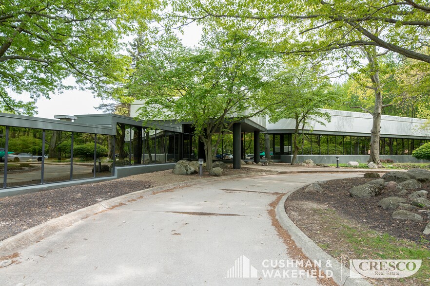 28800 Clemens Rd, Cleveland, OH à louer - Photo de l’immeuble – Image 3 sur 7