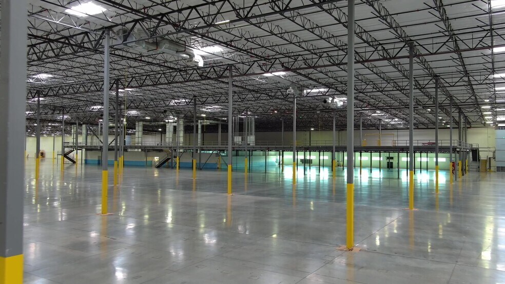 5835 E Ann Rd, Las Vegas, NV à louer - Photo de l’immeuble – Image 3 sur 17