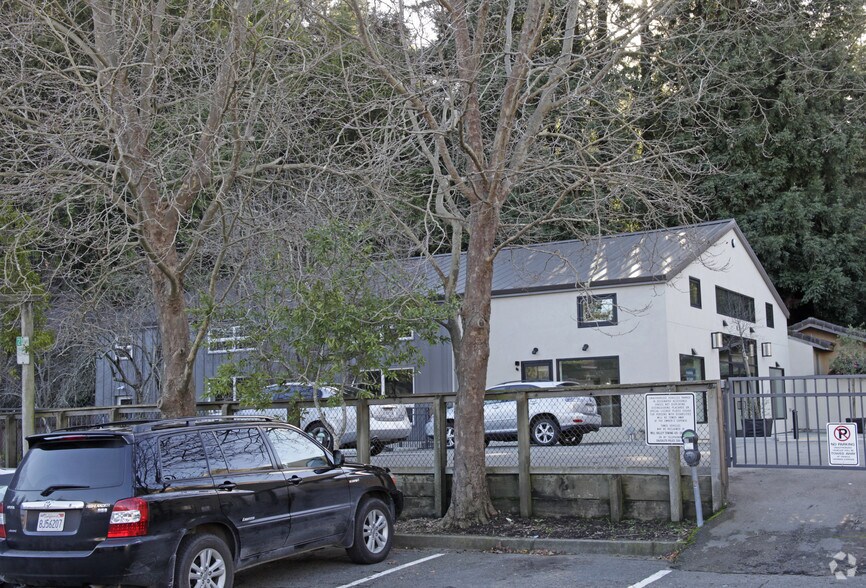 157 Throckmorton Ave, Mill Valley, CA à louer - Photo de l’immeuble – Image 2 sur 8
