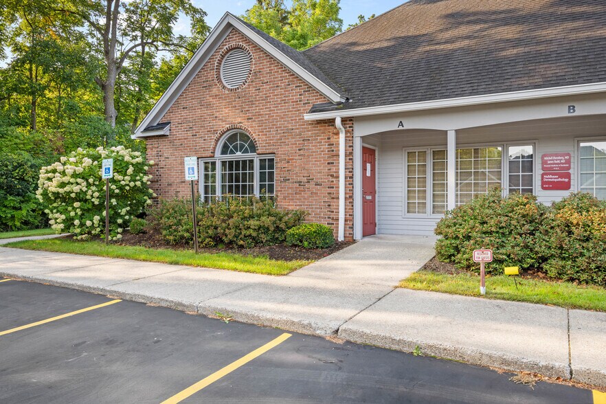 61A Monroe Ave, Pittsford, NY à vendre - Photo de l’immeuble – Image 3 sur 4