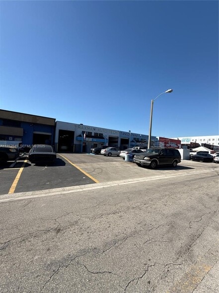 1750 W 41st St, Hialeah, FL à vendre - Photo de l’immeuble – Image 3 sur 3