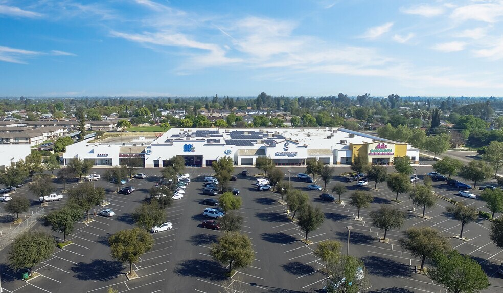 4975 E Kings Canyon Rd, Fresno, CA à louer - Photo de l’immeuble – Image 1 sur 1
