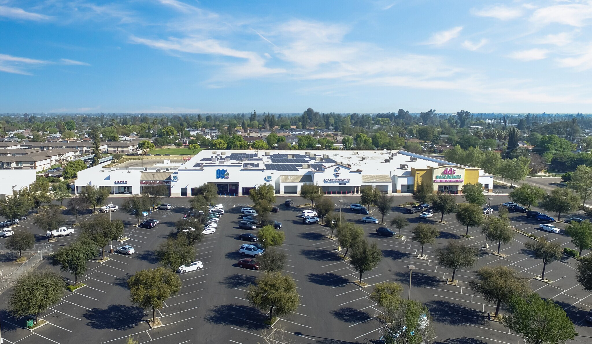 4975 E Kings Canyon Rd, Fresno, CA à louer Photo de l’immeuble– Image 1 sur 2