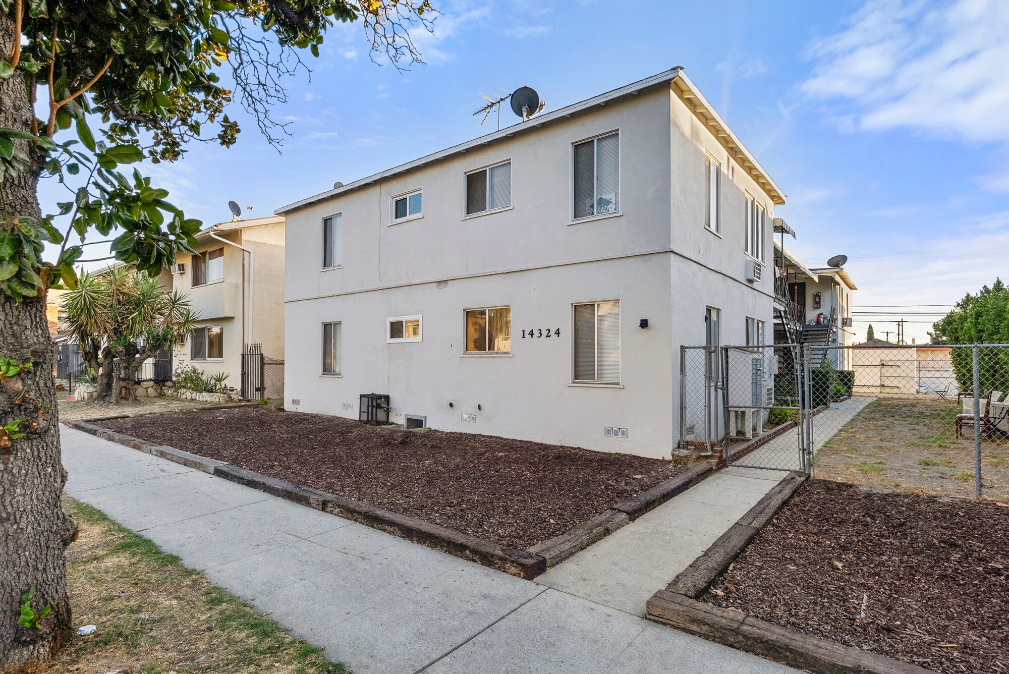 14324 Roscoe Blvd, Panorama City, CA à vendre Photo principale– Image 1 sur 19