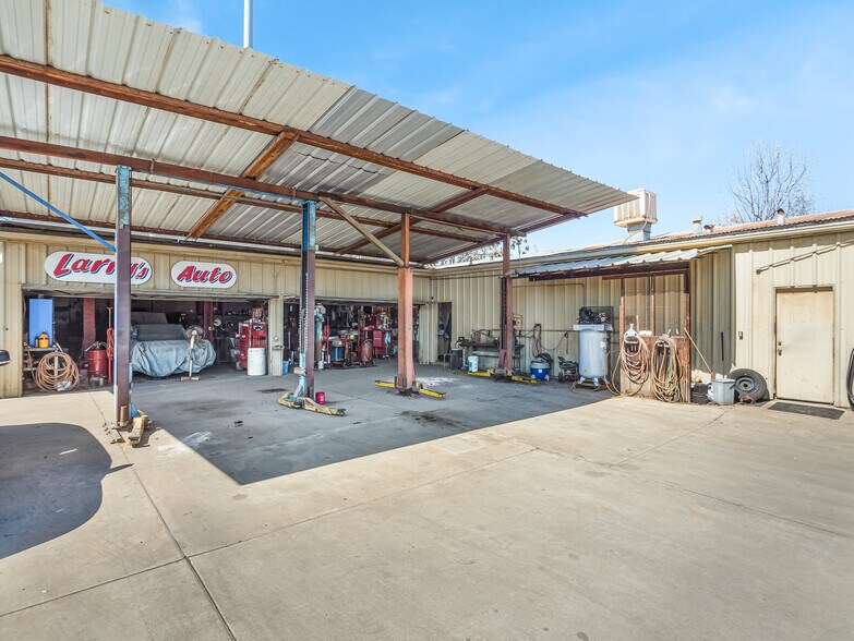 1019 E Acequia Ave, Visalia, CA à louer - Photo de l’immeuble – Image 2 sur 10
