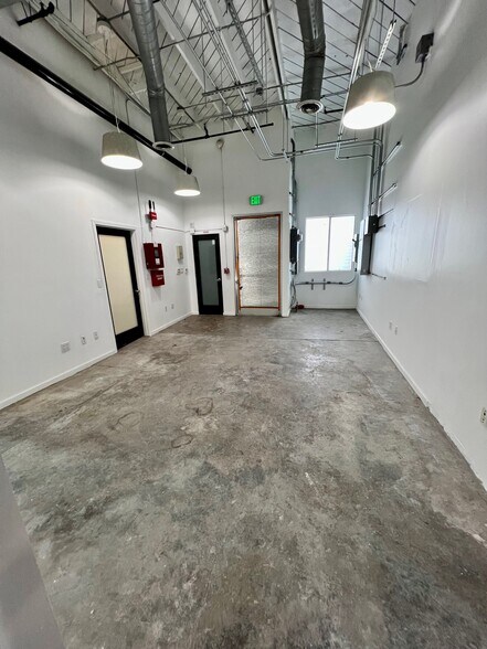 3236-3240 Union Pacific Ave, Los Angeles, CA à louer - Photo de l’immeuble – Image 2 sur 13