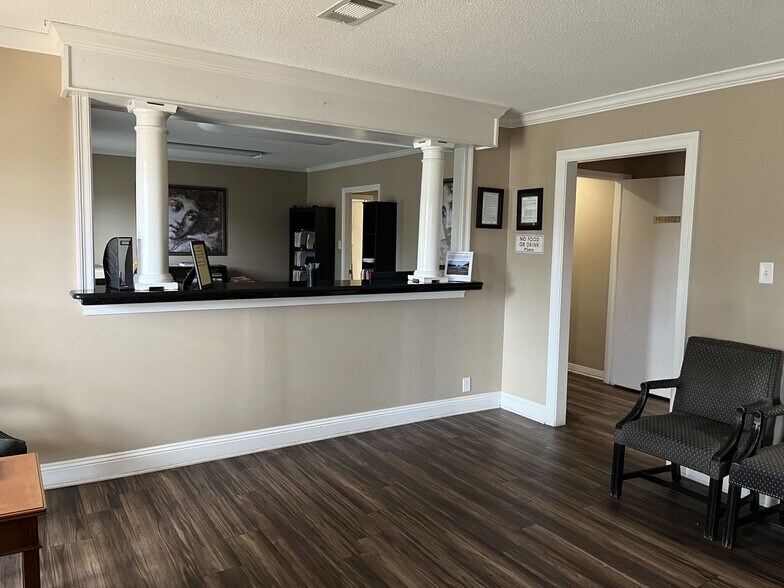 710 Underwood Ave, Pensacola, FL à vendre - Photo de l’immeuble – Image 2 sur 13