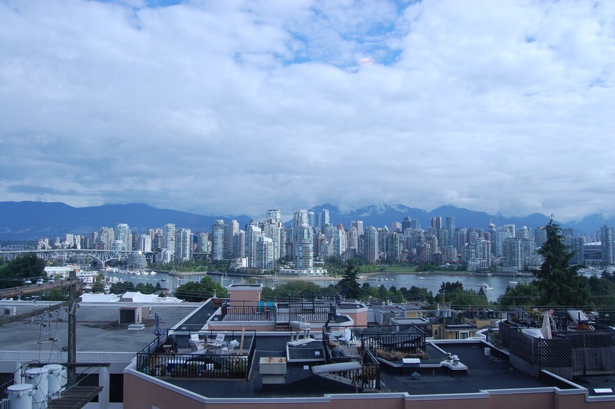 1055 W Broadway, Vancouver, BC à vendre - Photo de la ville – Image 3 sur 3