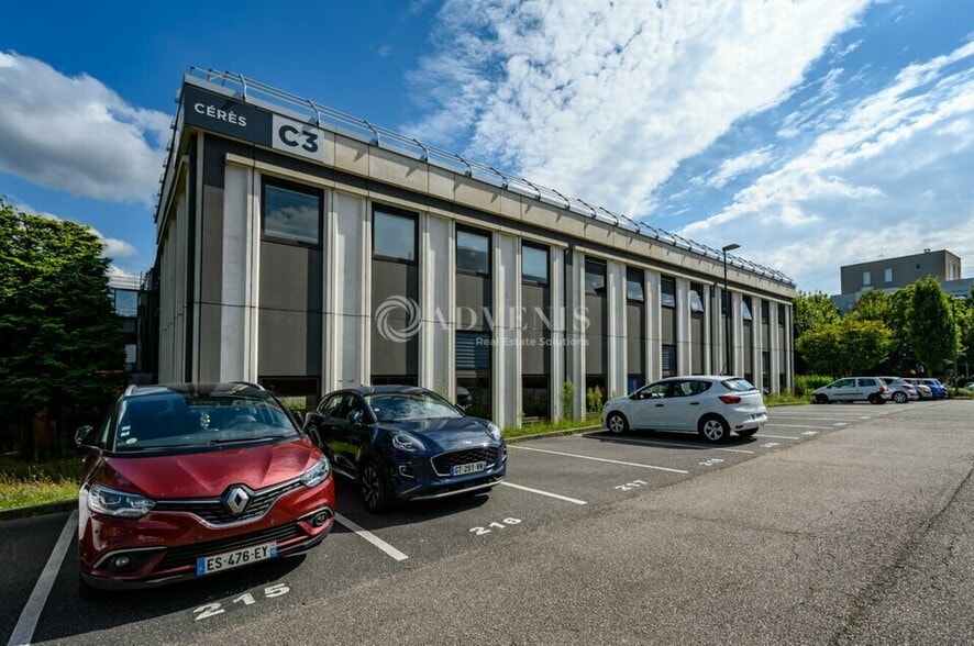 Local d’activités dans Cergy à louer - Photo de l’immeuble – Image 1 sur 8