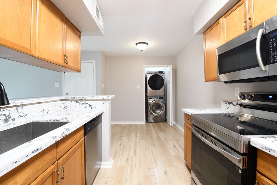 WOODFOREST  3 UNITS   2BR 1BATH EACH portefeuille de 3 biens à vendre sur LoopNet.fr - Photo de l’immeuble – Image 3 sur 36