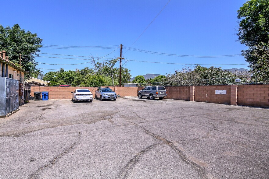 12536 Bradley Ave, Sylmar, CA à vendre - Photo de l’immeuble – Image 2 sur 7