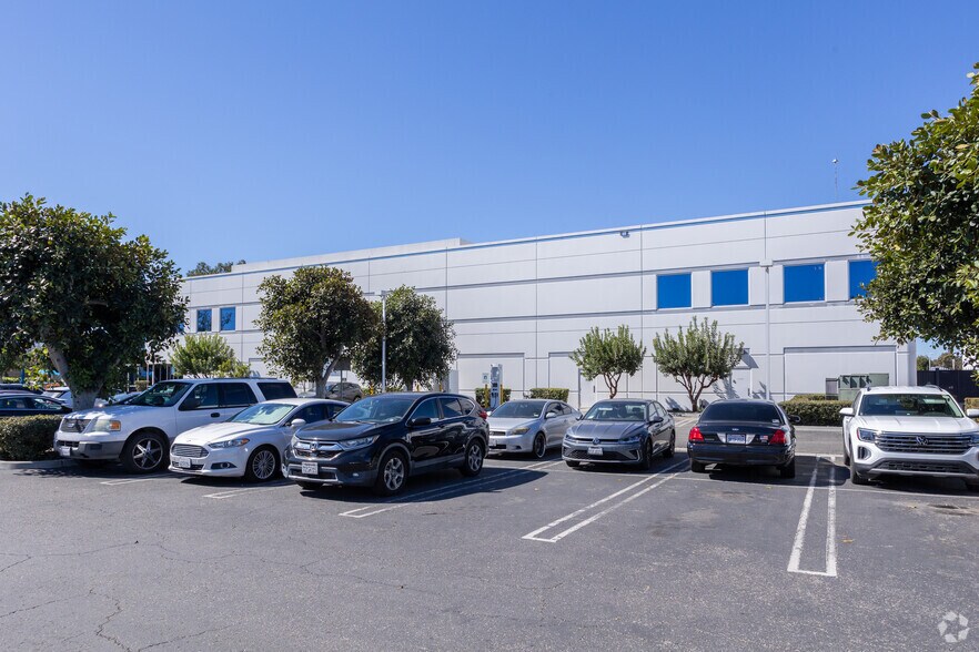 3301 Sturgis Rd, Oxnard, CA à vendre - Photo de l’immeuble – Image 3 sur 4