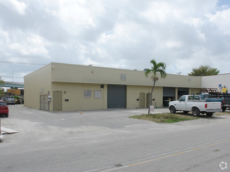 208 SW 21st Ter, Fort Lauderdale, FL à louer - Photo de l’immeuble – Image 2 sur 6