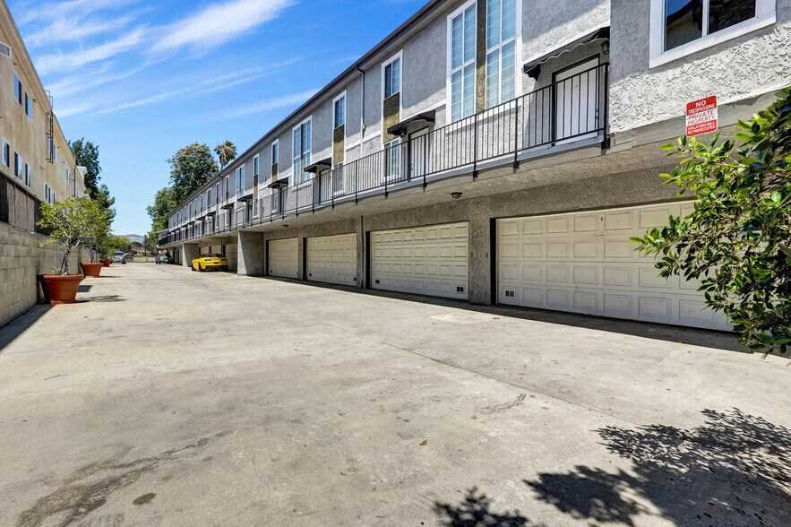 18547 Saticoy St, Reseda, CA à vendre - Photo de l’immeuble – Image 3 sur 18