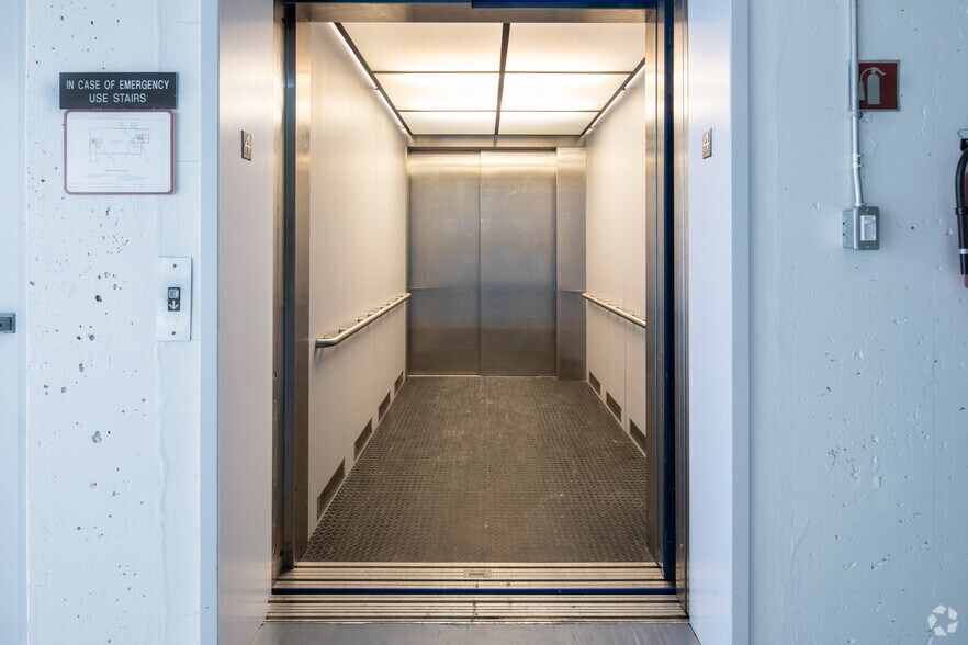 68 E 1st Ave, Vancouver, BC à louer - Hall d’entrée – Image 3 sur 7