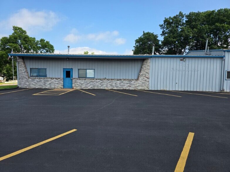1115 Commercial Ave, Reedsburg, WI à louer - Photo de l’immeuble – Image 2 sur 33