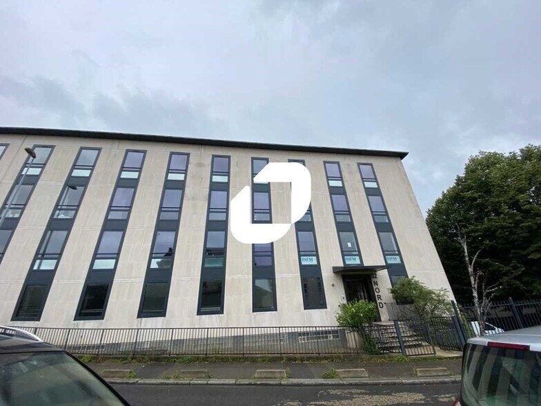 Bureau dans Saint-Denis à louer - Photo de l’immeuble – Image 1 sur 8
