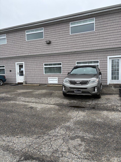 418 Roosevelt Dr, Derby, CT à louer Photo de l’immeuble– Image 1 sur 10