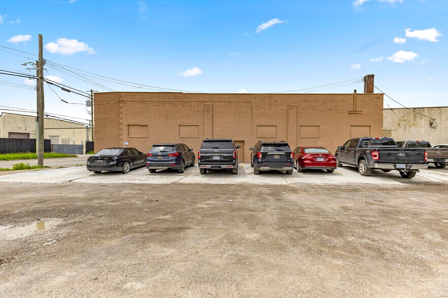 12950 Lyndon Ave, Detroit, MI à louer - Photo de l’immeuble – Image 3 sur 50