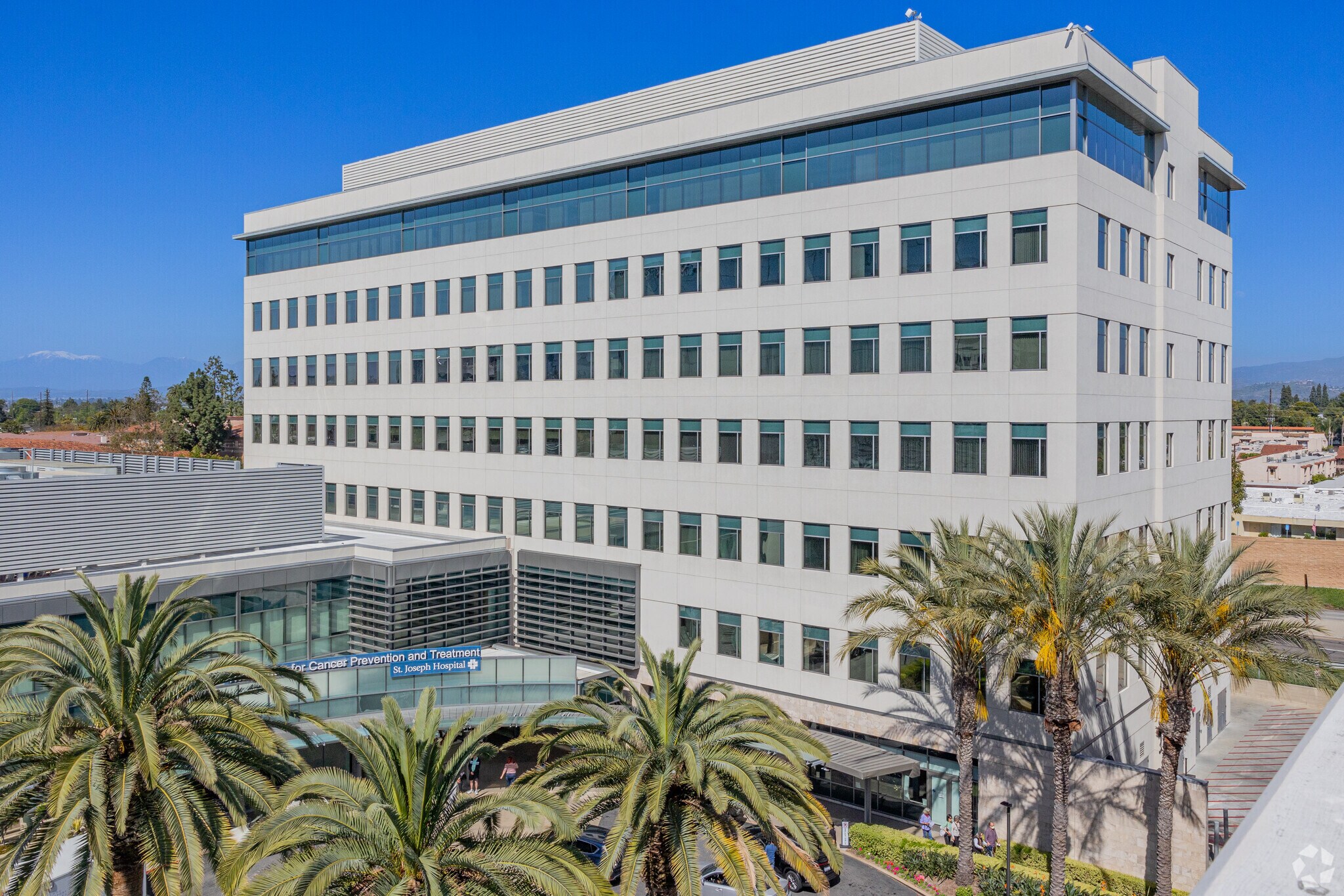 1010 W La Veta Ave, Orange, CA à louer Photo principale– Image 1 sur 15